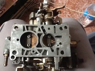 There is little gap but i have fear to broke the carb