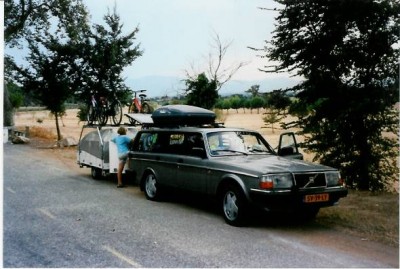 Volvo 240GL, very nice holiday picture, fuel consumption 1 liter on 6 km.jpg